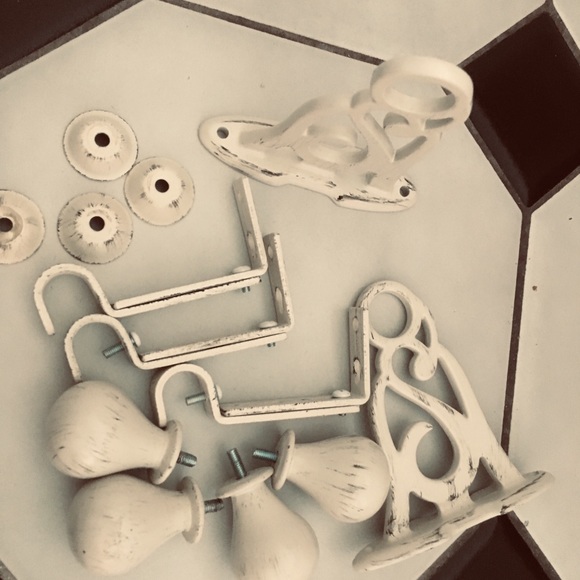 COPY - NW WHITE 5 BRACKETS AND 4 FINIALS SET - Picture 3 of 8